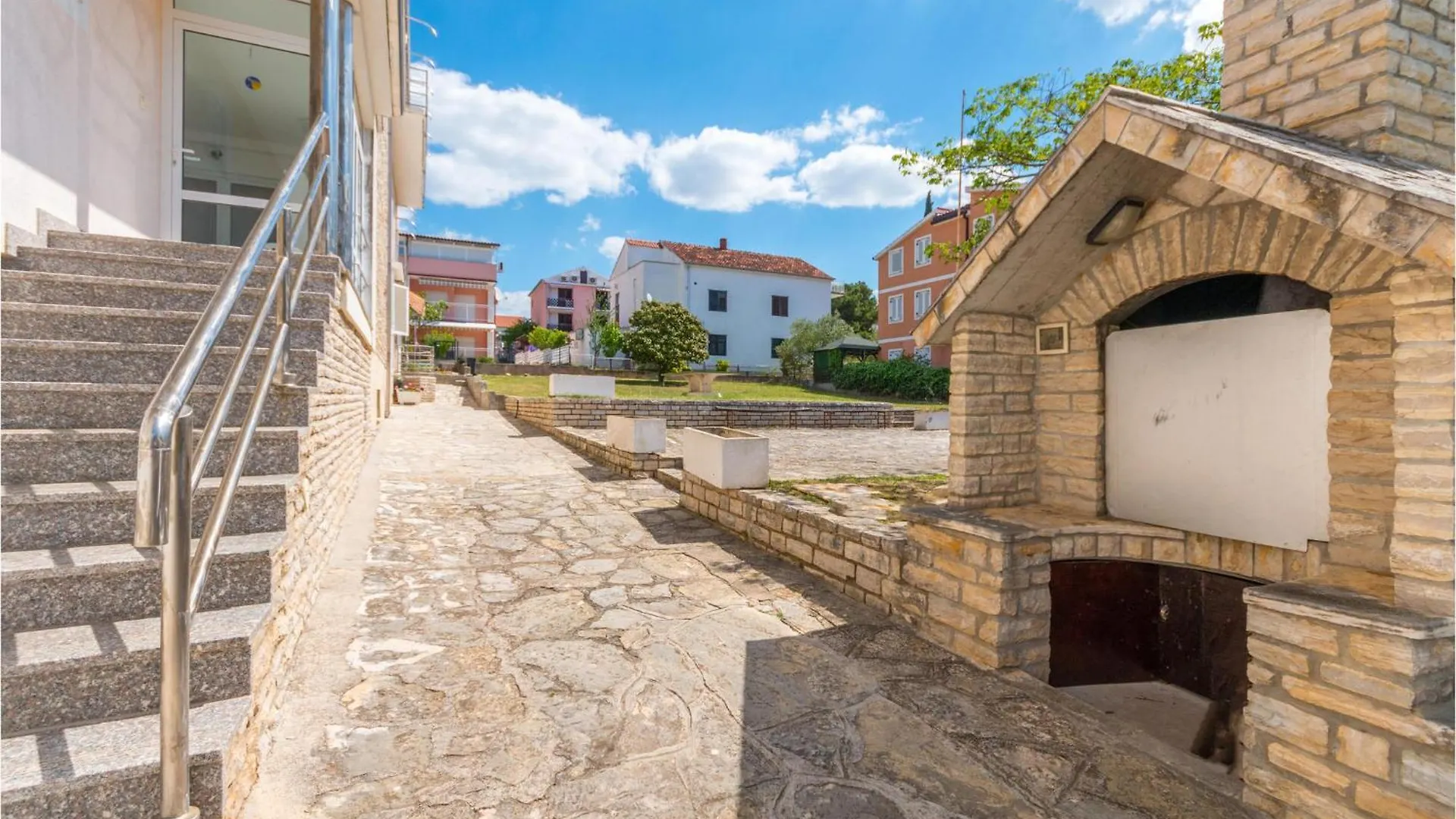 Nice Apartment In Sveti Filip I Jakov W/ 1 Bedrooms