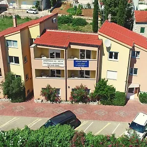 Apartment Solaris - With Private Parking, Sveti Filip i Jakov